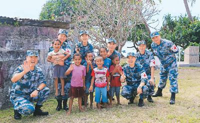 En la isla Vatulele de Fiji, los niños se toman fotos con los médicos chinos del "Arca de la Paz". (Foto: CFP) 