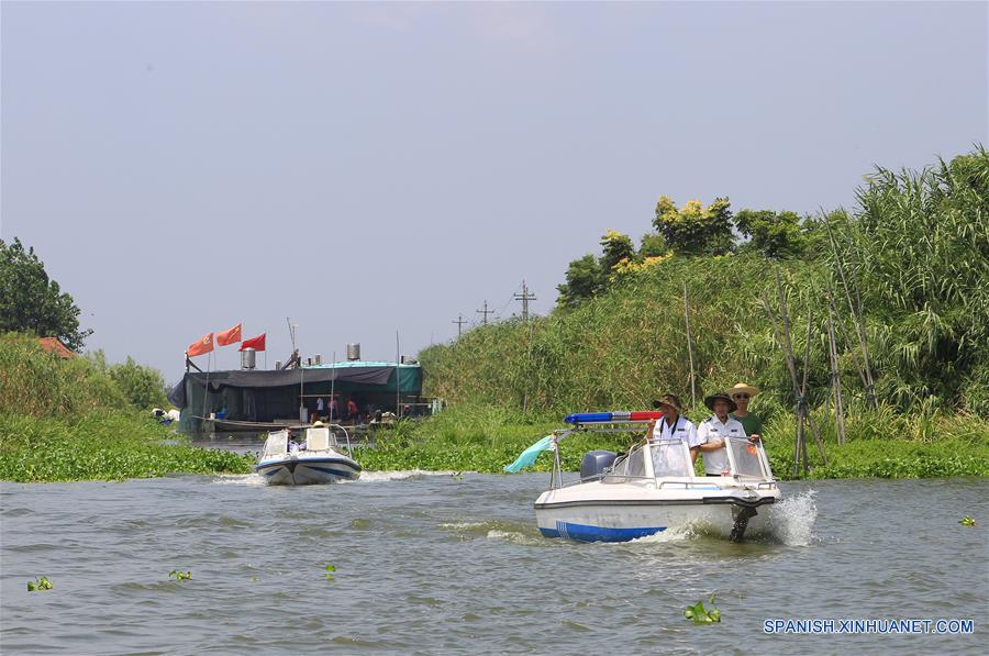 Los patrulleros trabajan para proteger el Lago Honghu