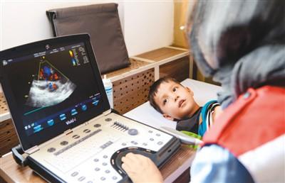 En el hospital real de Kabul, Afganistán, un experto del equipo médico de la Cruz Roja China atiende a niños que padecen cardiopatía congénita. (Foto: Xinhua)