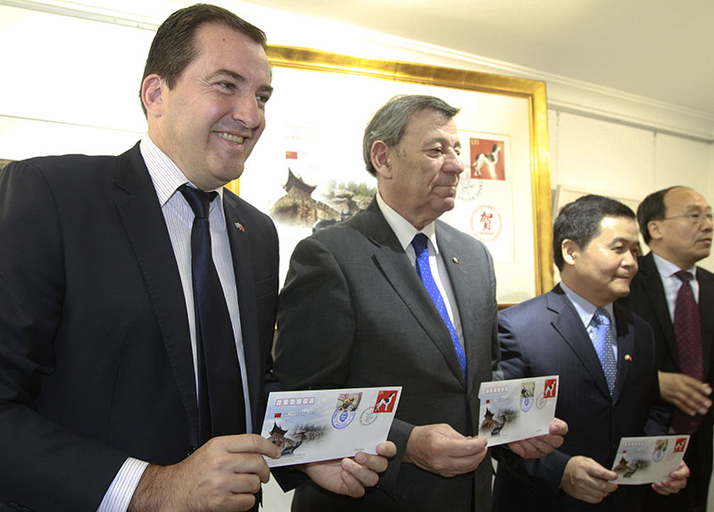 Rodolfo Nin Novoa, ministro de Relaciones Exteriores de Uruguay, interviene durante la presentación sobre postal que conmemora los 30 años de relaciones diplomáticas entre China y Uruguay. Beijing, 21 de agosto del 2018. (Foto: YAC/ Pueblo en Línea)