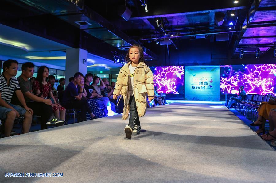 Zhejiang: Niños modelos presentan prendas de vestir en evento de lanzamiento de nuevo producto