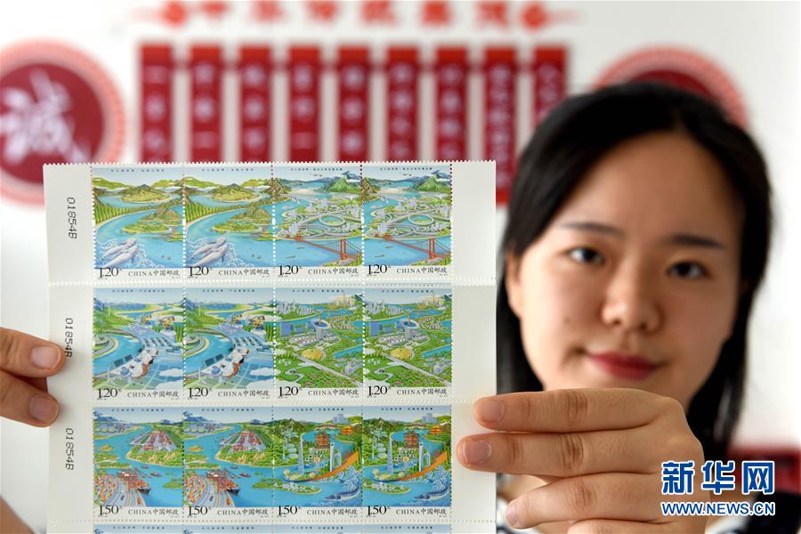 Una filatelista muestra los sellos especiales del “Cinturón Económico del Río Yangtze”. Huainan, Anhui, el 26 de agosto de 2018. (Foto: Chen Bin/Xinhua)