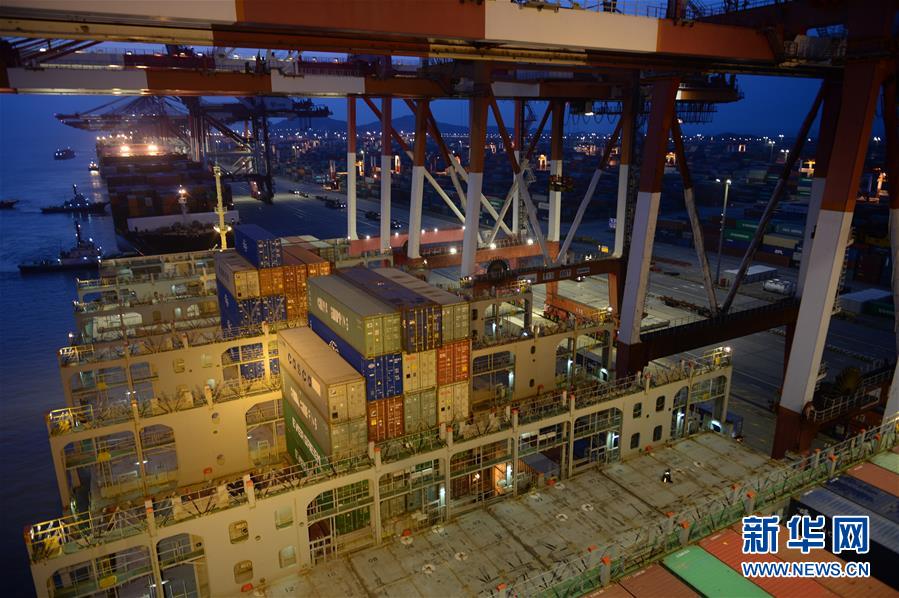 El portacontenedores “Cosco Holland” en operaciones de carga y descarga en el puerto de Yangshan, Shanghai, el 27 de julio del 2018. ((Foto: Xinhua / Wu Jialin)