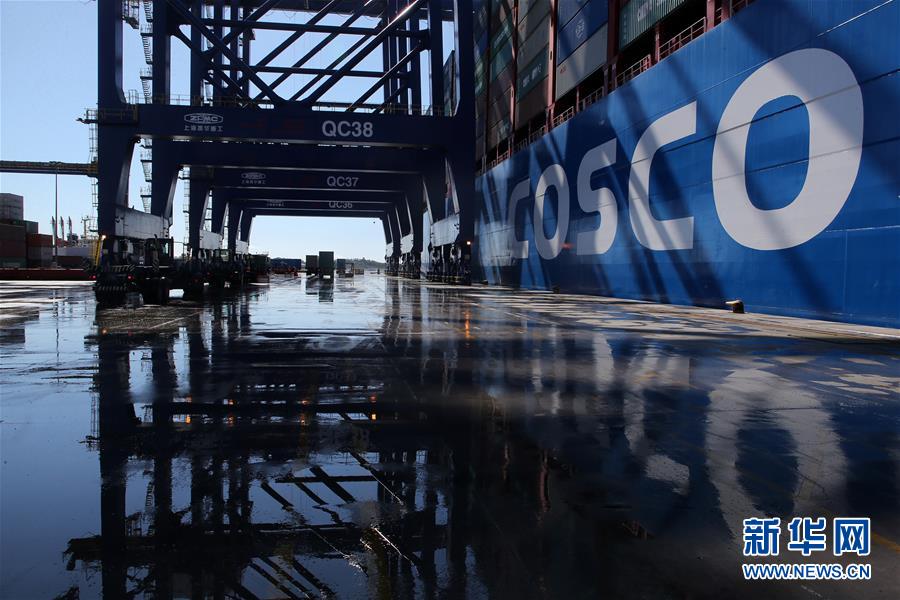 El portacontenedores “Tauro” de COSCO SHIPPING que puede albergar hasta 20.000 contenedores estándar está atracado en el puerto griego El Pireo, 26 de febrero del 2018. (Foto: Xinhua / Marios Rolos)