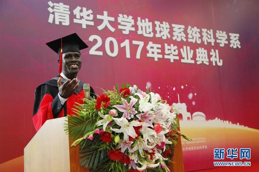 Kwame Hackman pronuncia un discurso en la ceremonia de graduación en la Universidad de Tsinghua.