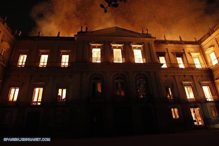 Incendio devora el Museo Nacional de Río de Janeiro, el más antiguo de Brasil