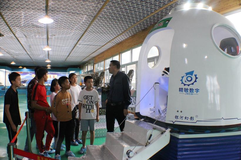 Los niños observan una simulación de nave espacial en el Museo de Ciencia y Tecnología Rural de Ningxia, en el noroeste de China. [Foto proporcionada a chinadaily.com.cn]