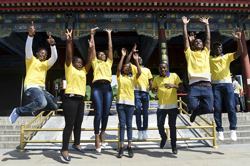 Estudiantes africanos que trabajan como voluntarios en el Antiguo Palacio de Verano (Yuanmingyuan, en idioma chino) se toman una alegre foto de grupo. Beijing, 31 de agosto del 2018. (Foto: Luo Xiaoguang/ Xinhua)