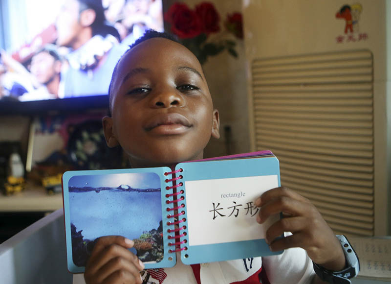Un niño de Malawi estudia idioma chino en su casa de Chengdu, provincia de Sichuan. Junio del 2018. (Foto: Liu Haiyun/ China Daily)