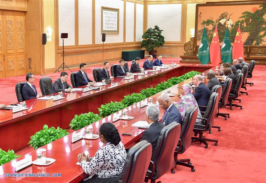 Xi se reúne con presidente de Comisión de la Unión Africana