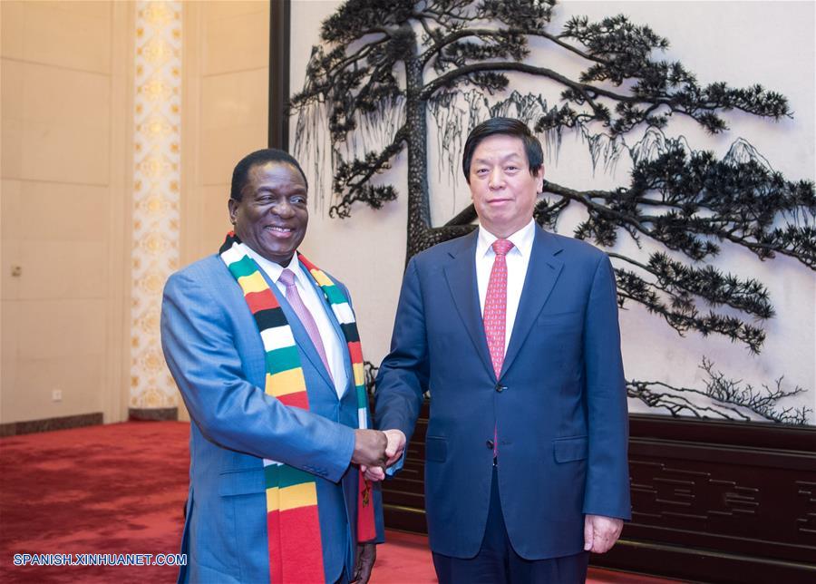 Máximo legislador de China se reúne con presidente de Zimbabue