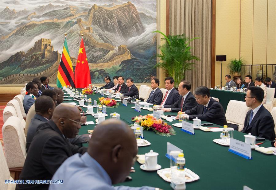 Máximo legislador de China se reúne con presidente de Zimbabue
