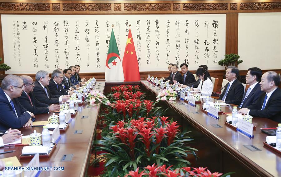 Máximo asesor político chino se reúne con primer ministro de Argelia