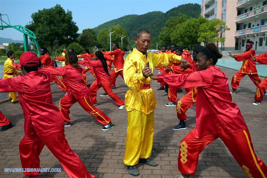 Estudiantes africanos aprenden artes marciales y bordado en Jiangxi, China