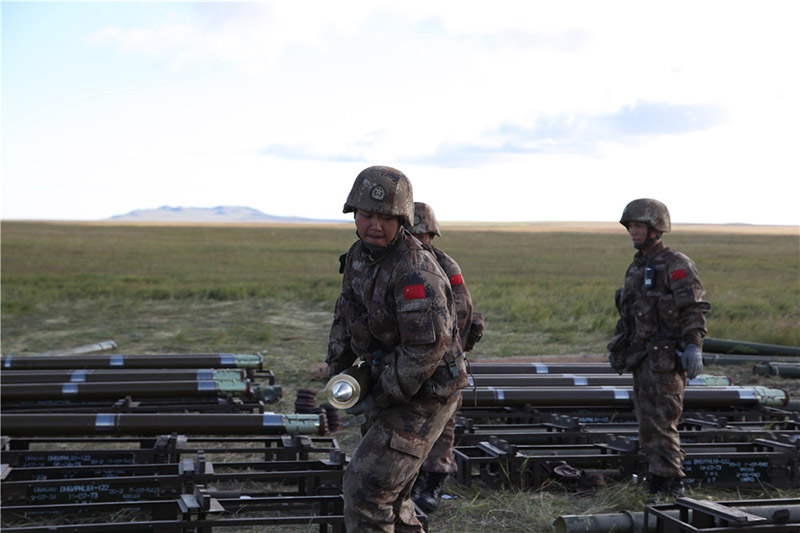 Los soldados chinos cargan cohetes en el lanzador en el campo de entrenamiento de Tsugol en la región rusa Trans-Baikal. [Foto de Pan Mengqi / chinadaily.com.cn]