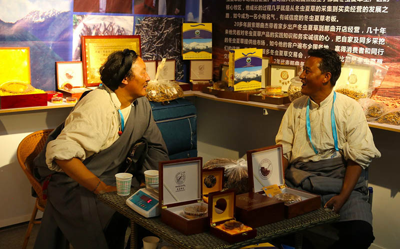 Los vendedores de hongos de la ciudad de Nagqu en Tíbet participan en la exposición. [Foto por Palden Nyima / China Daily]