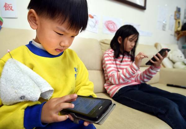 La temprana exposición de los niños al ciberespacio plantea preocupaciones en los adultos