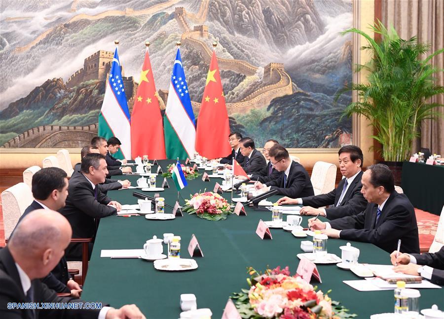 Máximo legislador de China conversa con presidente de Parlamento uzbeko