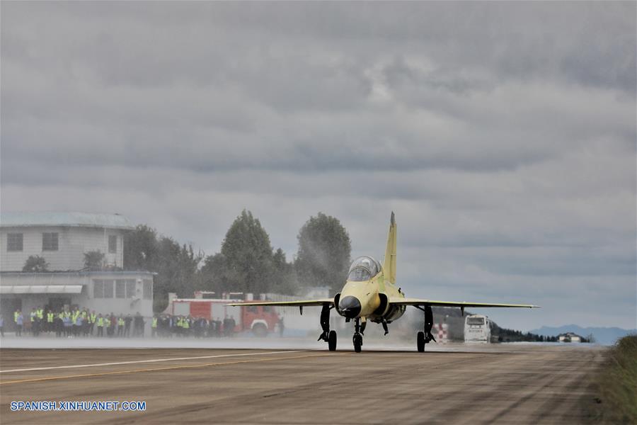 Avión versátil chino FTC-2000G realiza vuelo inaugural