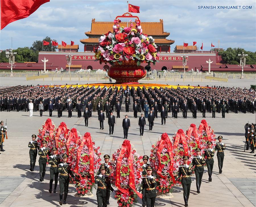 Líderes de China rinden homenaje a héroes nacionales en Plaza Tian´anmen