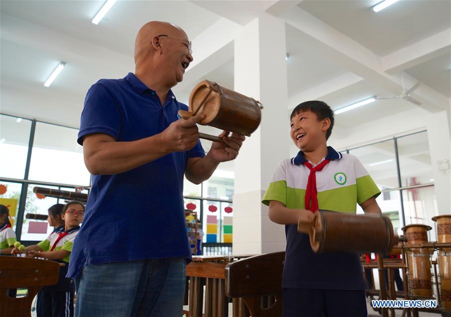 Los músicos del bambú instruyen a los estudiantes de Jiangxi