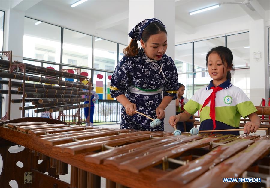 Los músicos del bambú instruyen a los estudiantes de Jiangxi