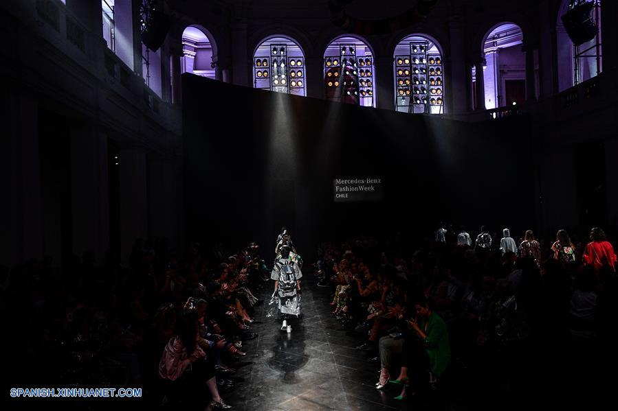 SANTIAGO, octubre 9, 2018 (Xinhua) -- Modelos presentan creaciones del diseñador brasileño Weider Silverio durante el Mercedes-Benz Fashion Week Chile 2018, en el Museo de Arte Contemporáneo (MAC), en la ciudad de Santiago, capital de Chile, el 9 de octubre de 2018. (Xinhua/Jorge Villegas)