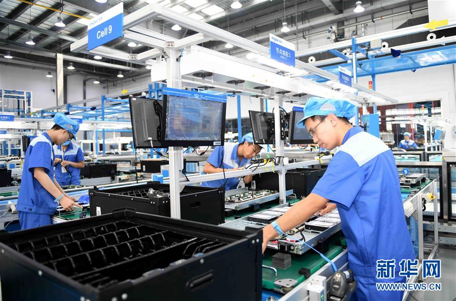 Los empleados trabajan en la base de producción de ordenadores del Grupo Inspur en la Zona de Alta Tecnología de Jinan (foto tomada el 14 de junio). 
