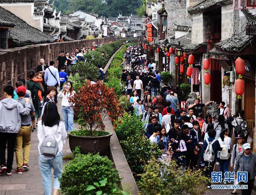 Los turistas visitan la ciudad antigua de Fenghuang en la prefectura autónoma Tujia y Miao de Xiangxi, provincia de Hunan (foto tomada el 3 de octubre). Agencia de noticias Xinhua (foto de Yao Fang)