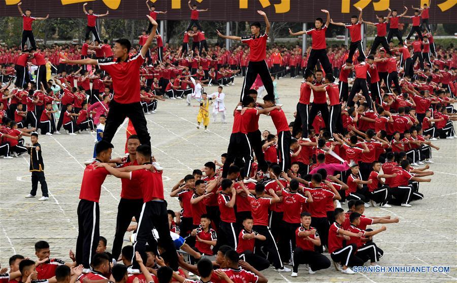 Estudiantes de la Escuela de Artes Marciales Shaolin Tagou realizan la presentación de "Kung Fu Shaolin"