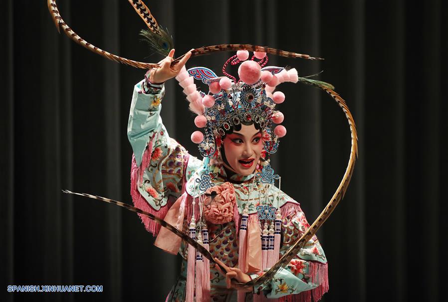 Actores interpretan Opera Kunqu "Villa Hu" en la Universidad Waseda en Japón