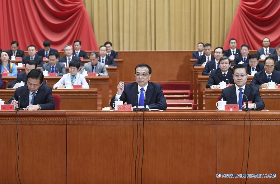 Primer ministro chino promete afrontar desafíos y reforzar economía