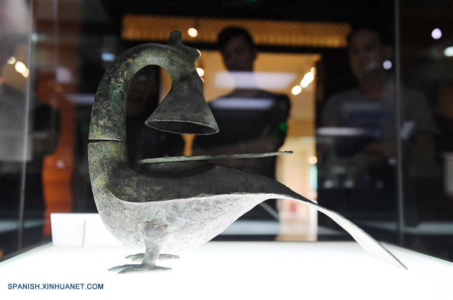 Visitantes observan antigüedades de la Dinastía Han en Guangxi
