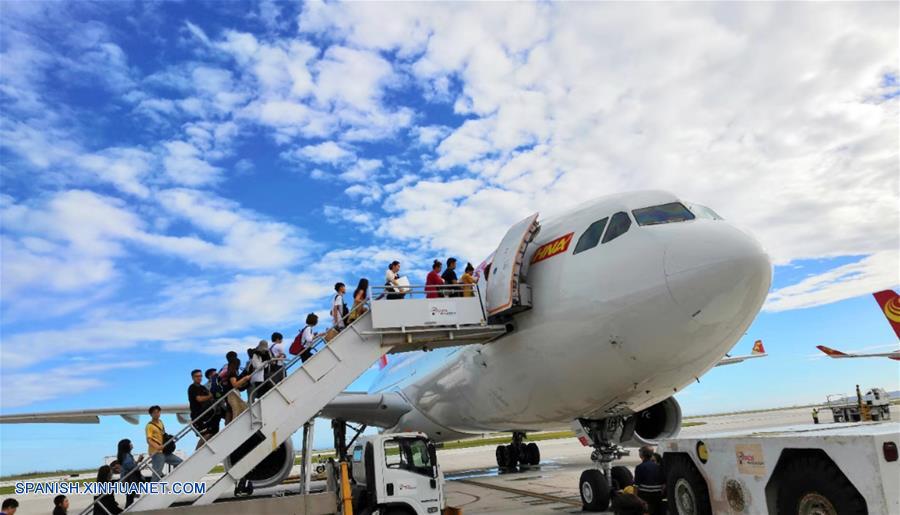 Regresan a Beijing otros 261 turistas chinos varados tras tifón