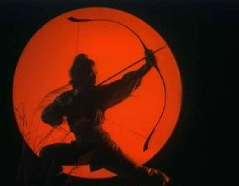 Guo Jing lanzando la flecha hacia el cielo nocturno, recortado contra una luna de sangre, se considera una imagen clásica de las series chinas de televisión. [Foto: mtime]