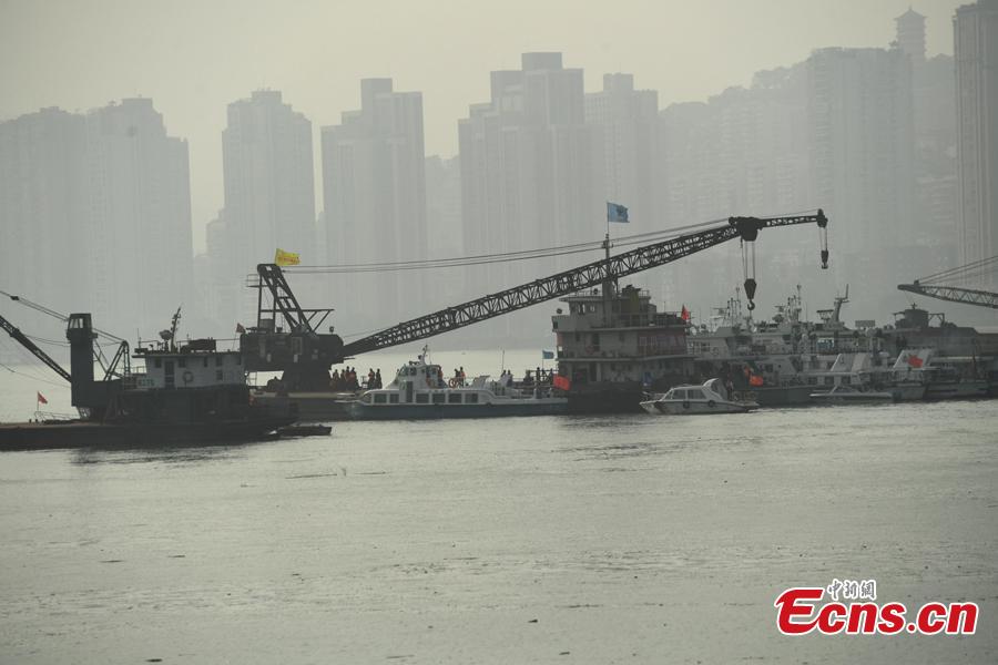 Un autobús es rescatado del fondo del río Yangtze