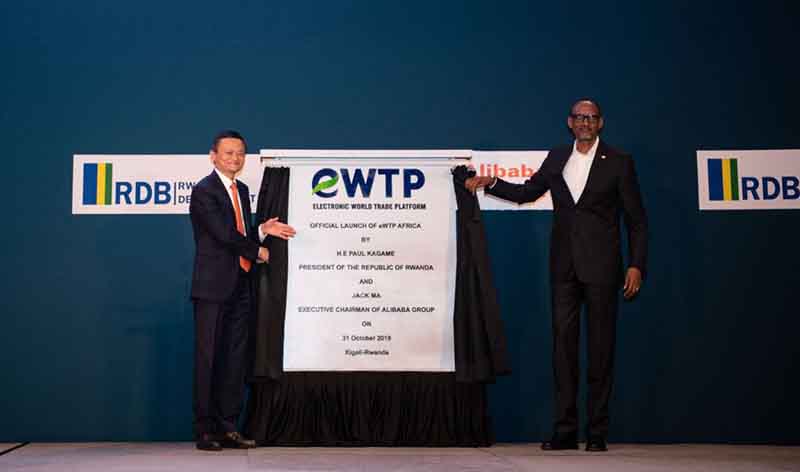 El presidente de Ruanda, Paul Kagame, y el presidente ejecutivo del Grupo Alibaba, Jack Ma, desvelaron la plaga del centro para la plataforma electrónica de comercio mundial en la capital de Ruanda, Kigali. [Foto / Xinhua]