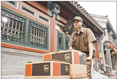 Un empleado de UPS entrega paquetes en Beijing. [Foto: UPS]