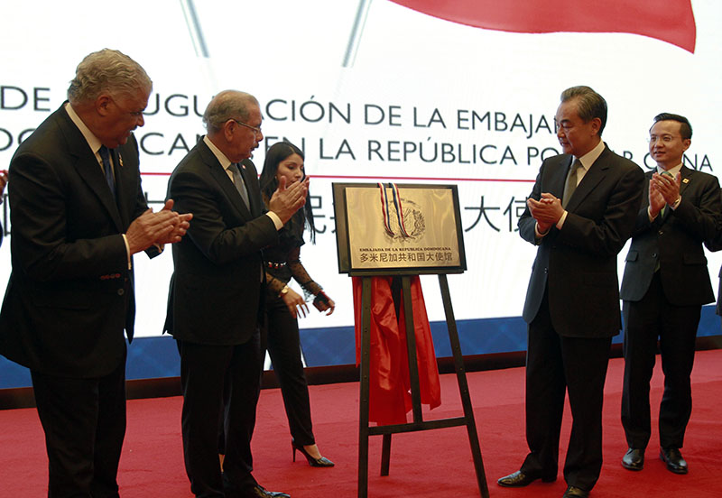 El presidente dominicano Danilo Medina y Wang Yi, consejero de Estado y ministro de Relaciones Exteriores de China, develan la placa durante la inauguración de la embajada de República Dominicana en Beijing, 3 de noviembre del 2018. (Foto: YAC/Pueblo en Línea)