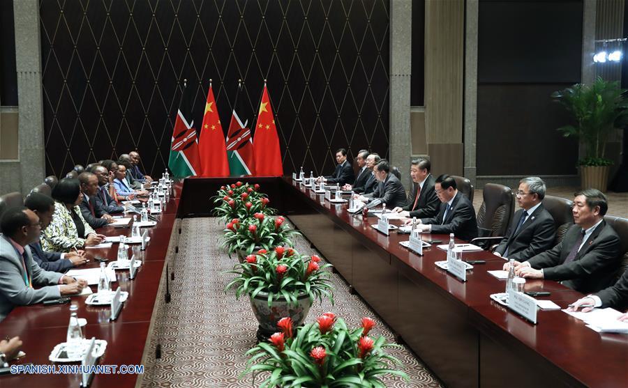 El presidente chino, Xi Jinping, se reúne con el presidente keniano, Uhuru Kenyatta, en Shanghai, en el este de China, el 4 de noviembre de 2018. (Xinhua/Ding Haitao)