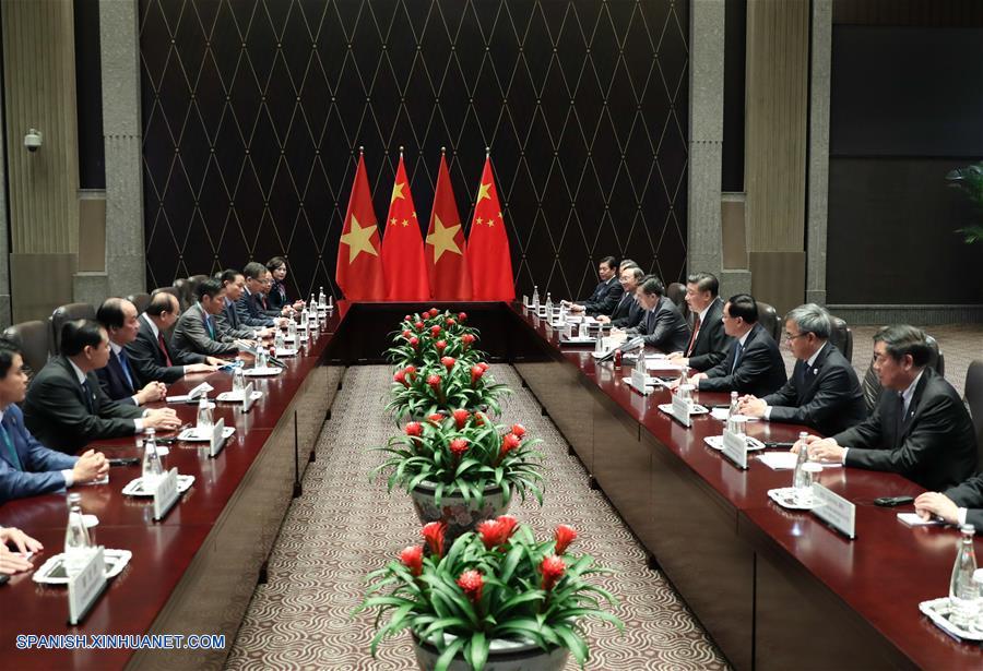 El presidente chino, Xi Jinping, se reúne con el primer ministro vietnamita, Nguyen Xuan Phuc, en Shanghai, en el este de China, el 4 de noviembre de 2018. (Xinhua/Ding Haitao)