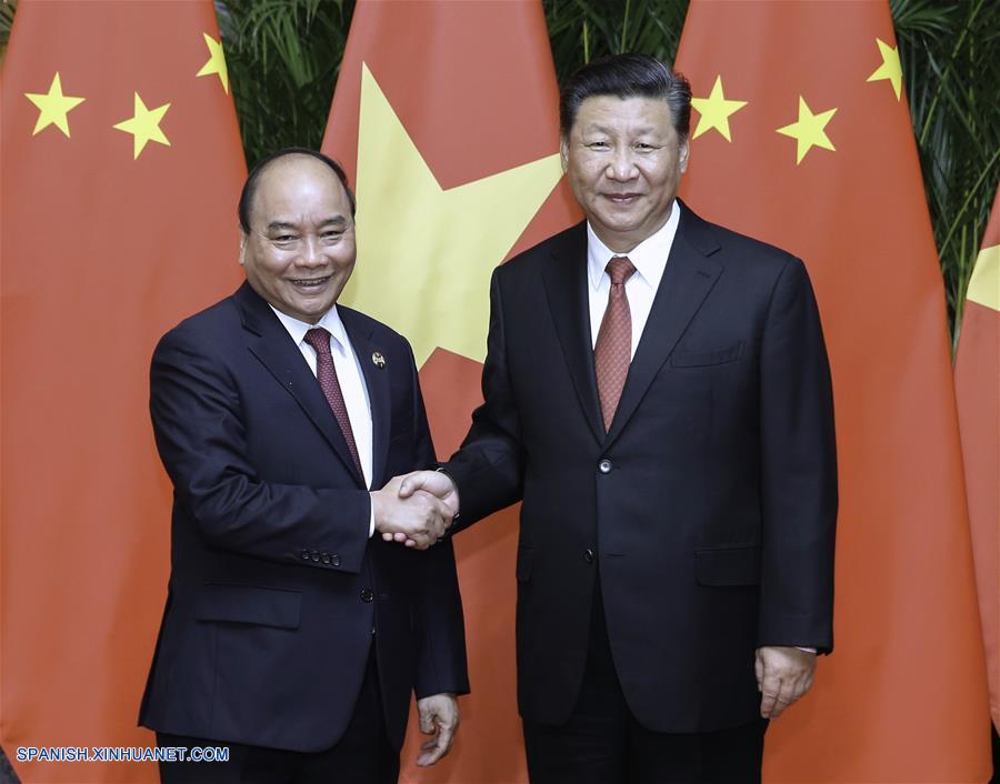 El presidente chino, Xi Jinping (d), se reúne con el primer ministro vietnamita, Nguyen Xuan Phuc, en Shanghai, en el este de China, el 4 de noviembre de 2018. (Xinhua/Yao Dawei)