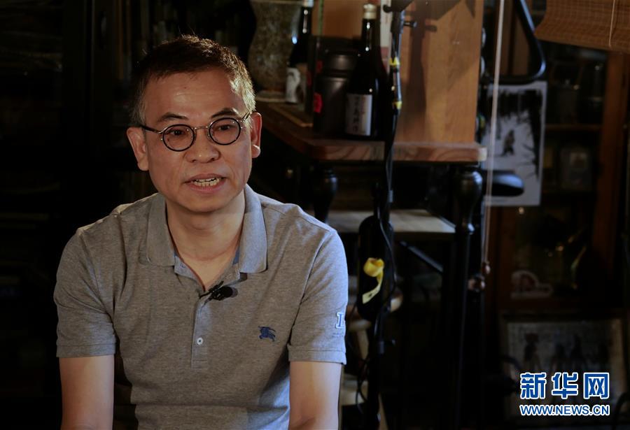 El pintor Li Zhiqing durante una entrevista exclusiva con la Agencia de Noticias Xinhua en Hong Kong (foto del 1 de noviembre).