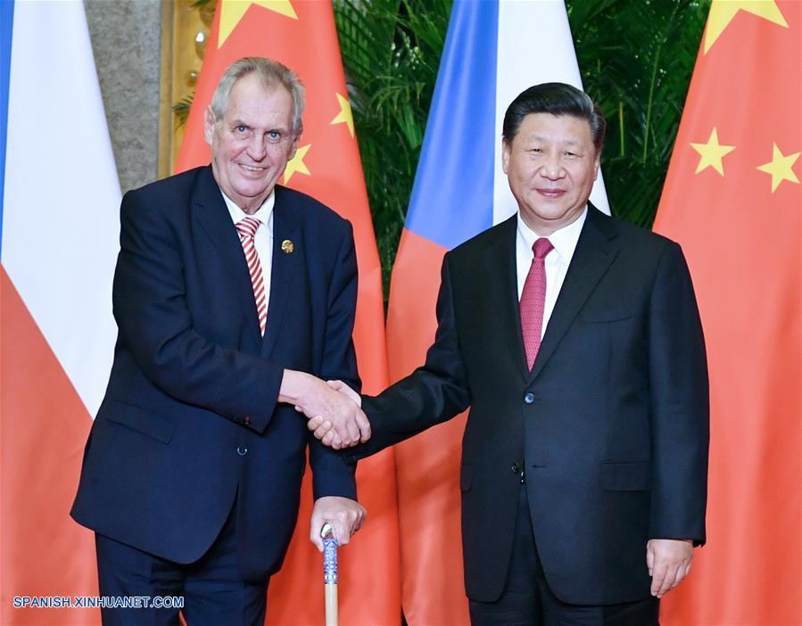 SHANGHAI, noviembre 5, 2018 (Xinhua) -- El presidente de China, Xi Jinping (d), se reúne con el presidente de República Checa, Milos Zeman, en Shanghai, en el este de China, el 5 de noviembre de 2018. (Xinhua/Yin Bogu)