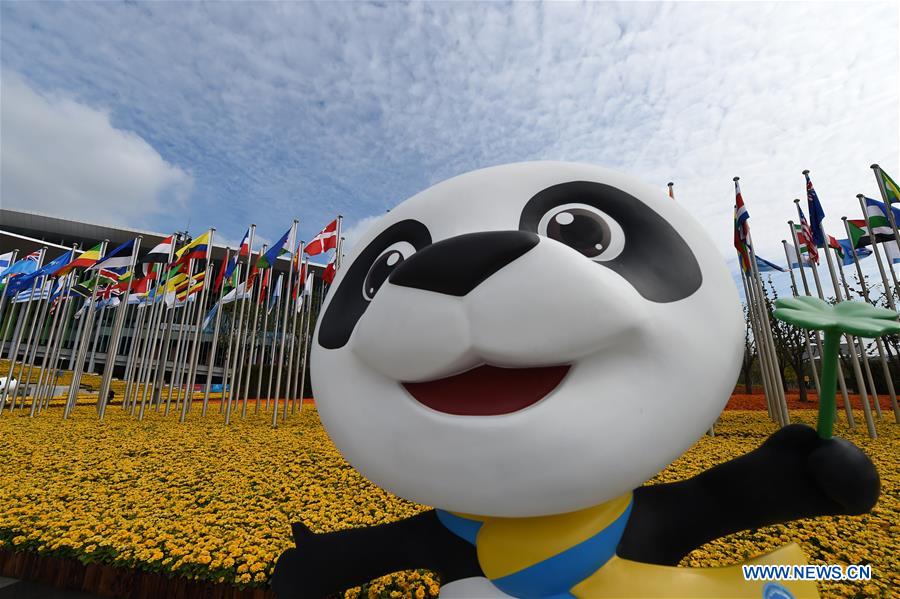 Jinbao, mascota de la primera Exposición Internacional de Importaciones de China, ofrece la bienvenida a los invitados. El magno evento se celebrará del 5 al 10 de noviembre en el Centro Nacional de Exposiciones y Convenciones de Shanghai. (Foto: Xinhua/ Han Yuqing)