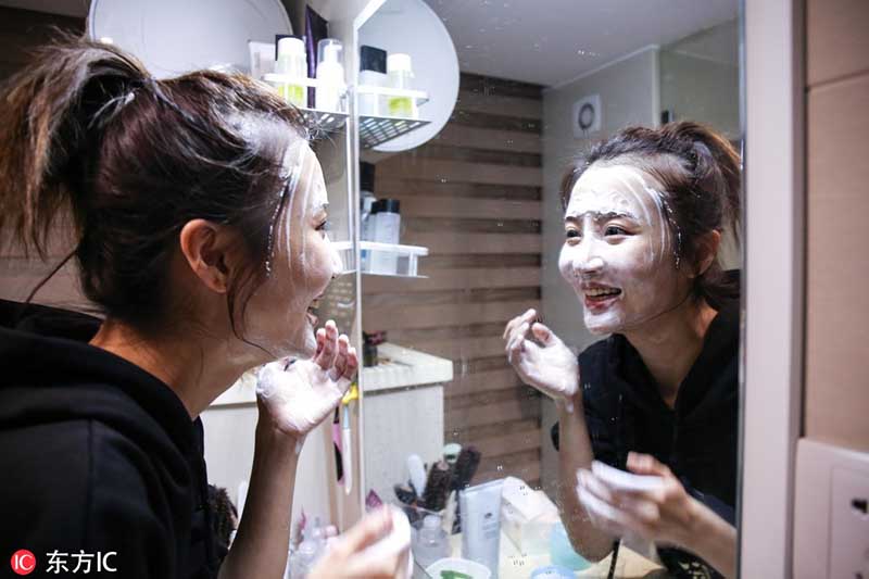 Shirley, promotora en línea de productos de maquillaje, tiene 200.000 seguidores en su canal de transmisión en vivo vía Internet, Hangzhou, provincia de Zhejiang. Ella se prepara para presentar los productos que venderá durante el maratón de compras en línea durante el Día del Soltero. [Foto: IC]