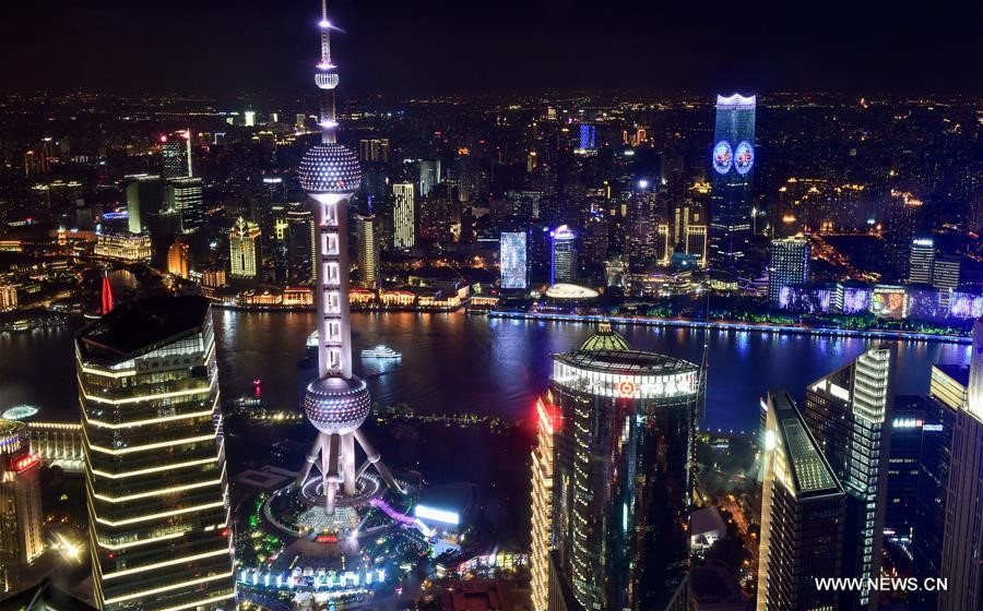 La foto del 3 de noviembre de 2018 muestra la vista nocturna de Shanghai, al este de China. La primera Exposición Internacional de Importaciones de China (EIIC) se celebra del 5 al 10 de noviembre en Shanghai. (Xinhua / Li He)