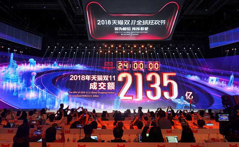 Una pantalla en Shangai presenta las ventas logradas por Tmall durante el Día del Soltero . Este año se despachó mercancía por valor de 213,5 mil millones de renminbi (30,7 mil millones de dólares). [Foto: Gao Erqiang/ China Daily]