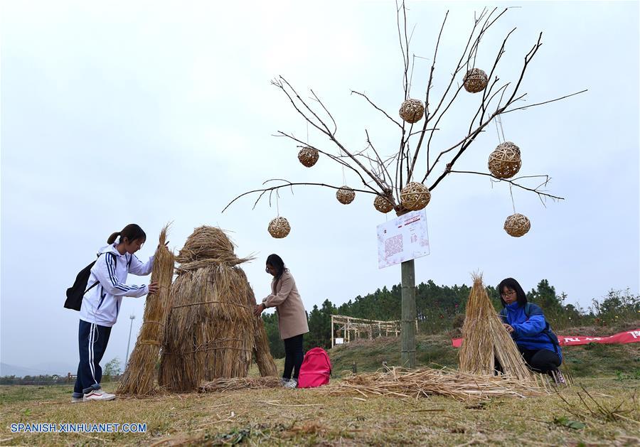 Jiangsu: Estudiantes elaboran esculturas de paja en concurso de diseño en Nanjing