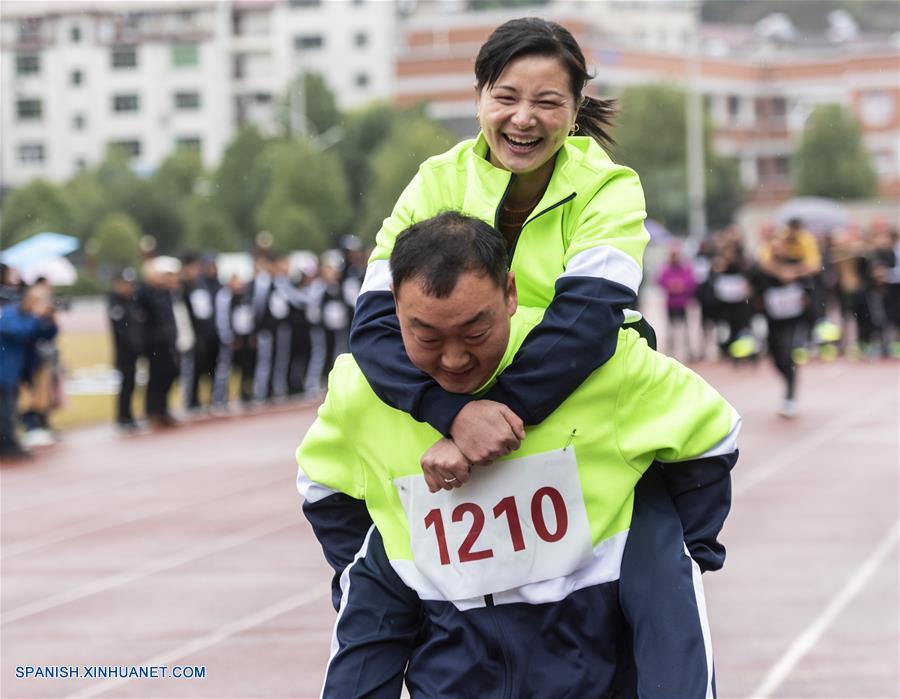 Granjeros participan en reunión deportiva para celebrar la cosecha en Hubei
